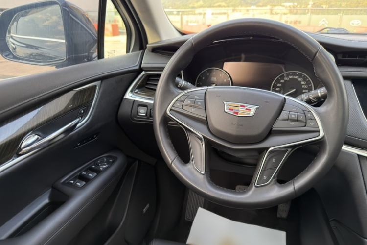 Used Cadillac XT5 2018 25T Luxury Model Interior 10