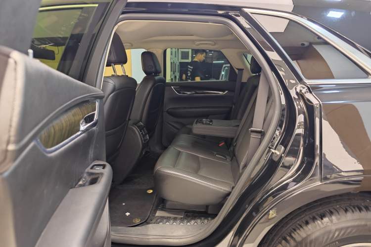 Used Cadillac XT5 2018 25T Luxury Model Interior 11