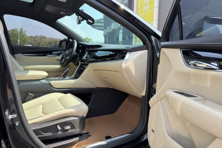 Used Cadillac XT5 2018 25T Luxury Model Interior 11