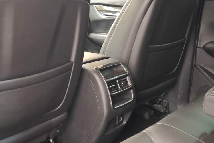 Used Cadillac XT5 2018 25T Luxury Model Interior 12