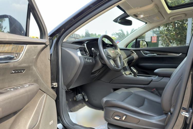 Used Cadillac XT5 2018 25T Luxury Model Interior 13