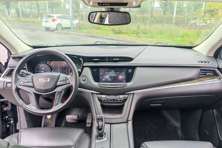 Used Cadillac XT5 2018 25T Luxury Model Interior 2
