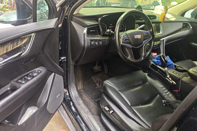 Used Cadillac XT5 2018 25T Luxury Model Interior 3