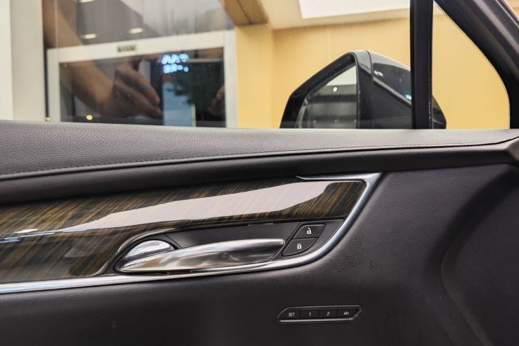 Used Cadillac XT5 2018 25T Luxury Model Interior 3