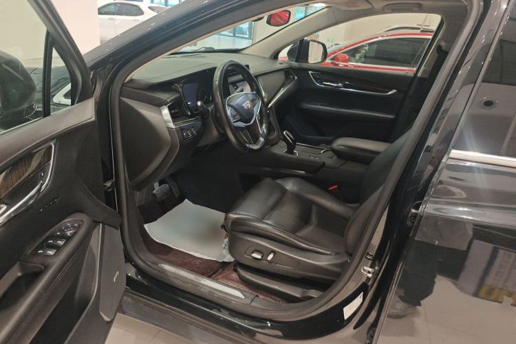 Used Cadillac XT5 2018 25T Luxury Model Interior 3