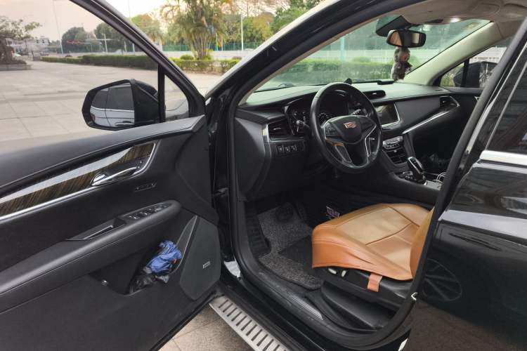 Used Cadillac XT5 2018 25T Luxury Model Interior 3