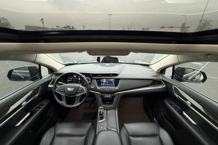 Used Cadillac XT5 2018 25T Luxury Model Interior 3