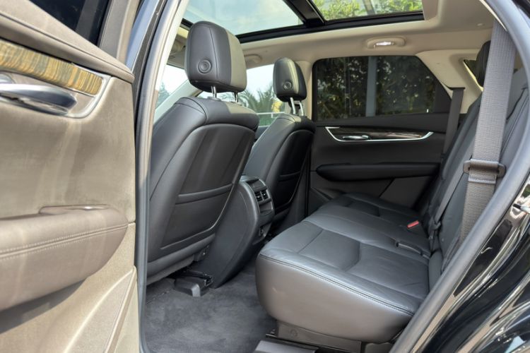 Used Cadillac XT5 2018 25T Luxury Model Interior 3