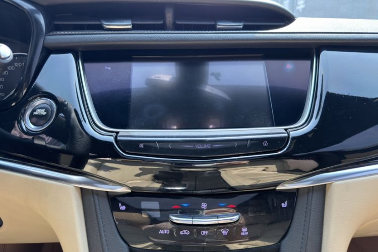 Used Cadillac XT5 2018 25T Luxury Model Interior 4