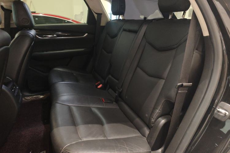 Used Cadillac XT5 2018 25T Luxury Model Interior 4