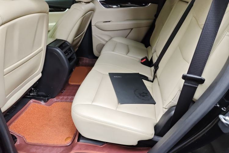 Used Cadillac XT5 2018 25T Tech Model Interior 4