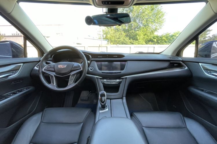 Used Cadillac XT5 2018 25T Luxury Model Interior 4