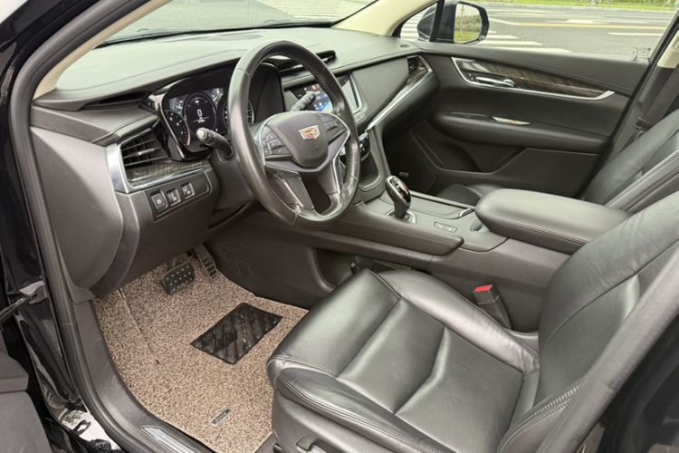 Used Cadillac XT5 2018 25T Luxury Model Interior 4