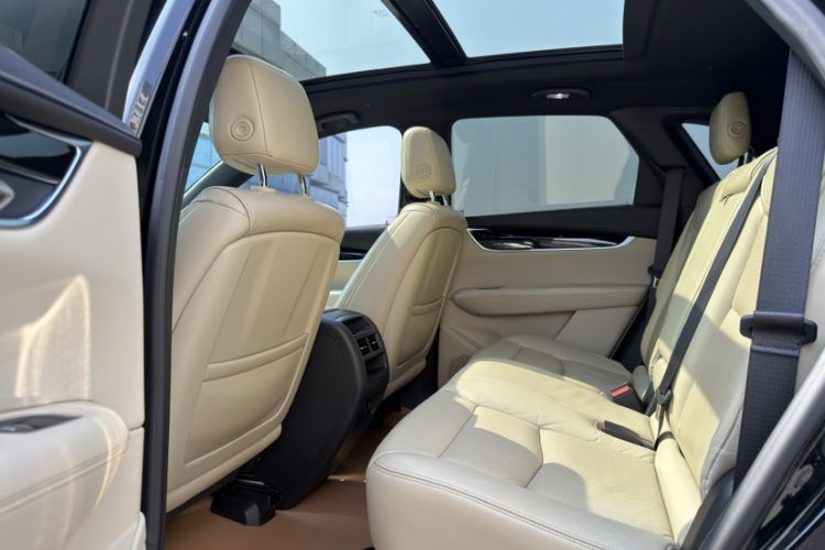 Used Cadillac XT5 2018 25T Luxury Model Interior 7