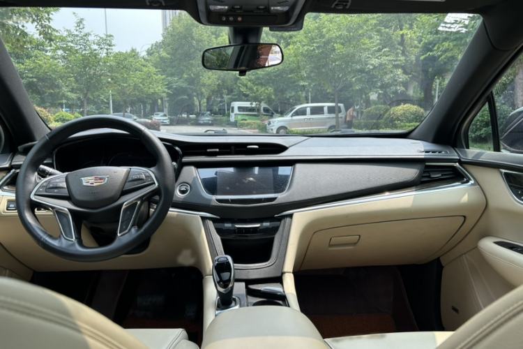 Used Cadillac XT5 2018 25T Tech Model Interior 7