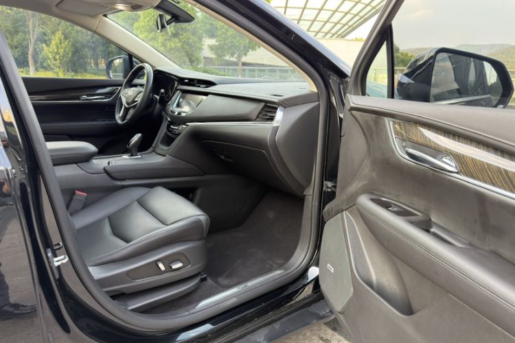 Used Cadillac XT5 2018 25T Luxury Model Interior 8