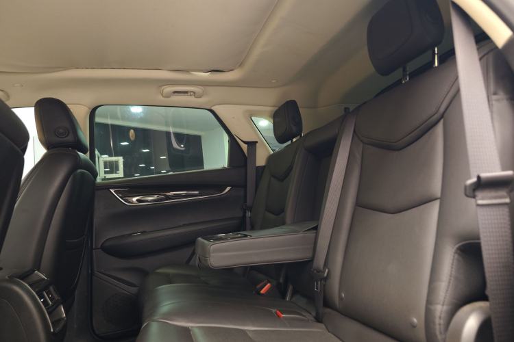 Used Cadillac XT5 2018 25T Luxury Model Interior 9