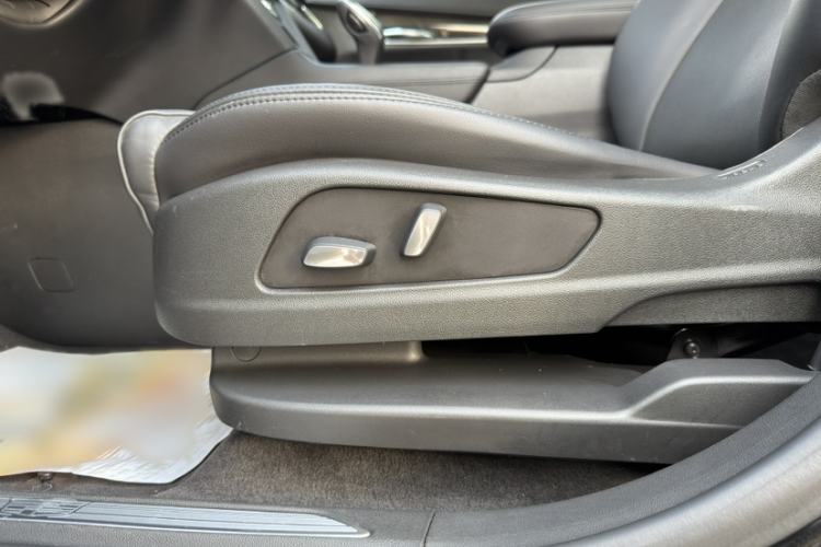 Used Cadillac XT5 2018 25T Luxury Model Interior 9
