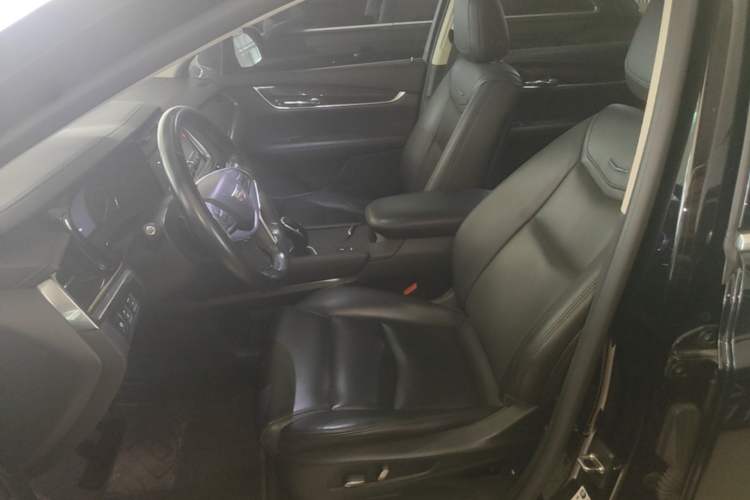 Used Cadillac XT5 2018 25T Luxury Model Left Front Seat