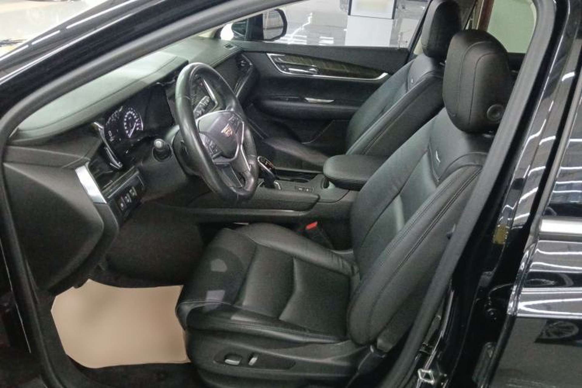 Used Cadillac XT5 2018 25T Luxury Model Left Front Seat