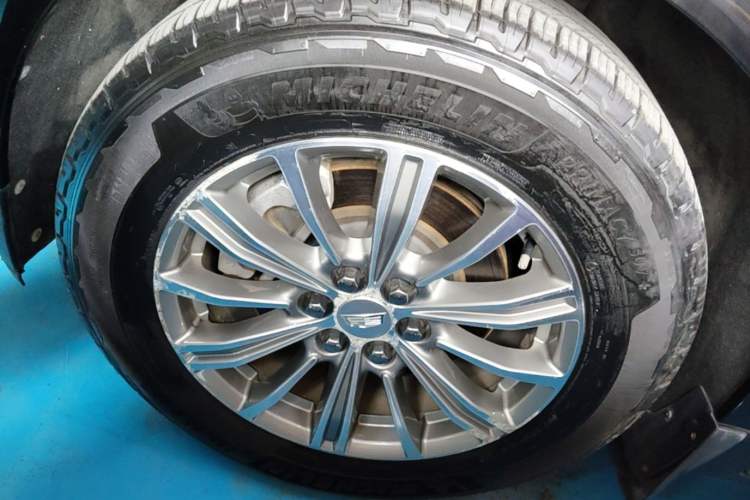 Used Cadillac XT5 2018 25T Luxury Model Left Front Wheel Hub