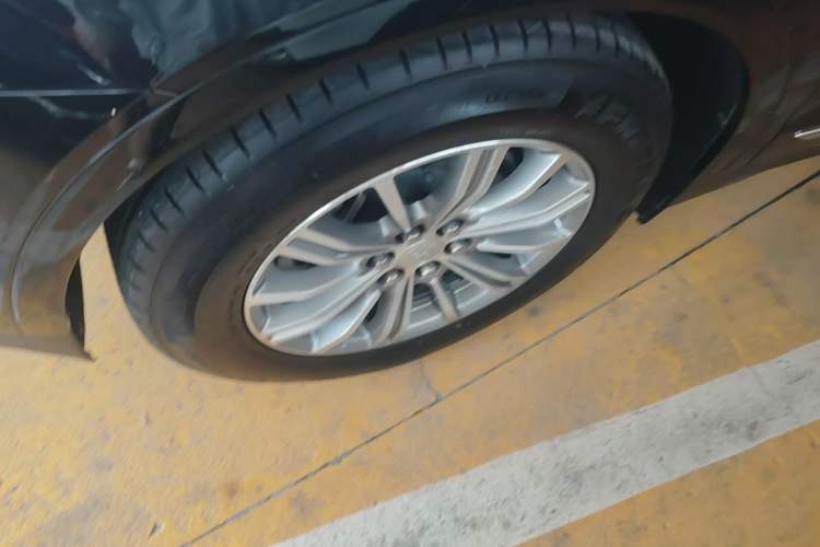 Used Cadillac XT5 2018 25T Luxury Model Left Front Wheel Hub