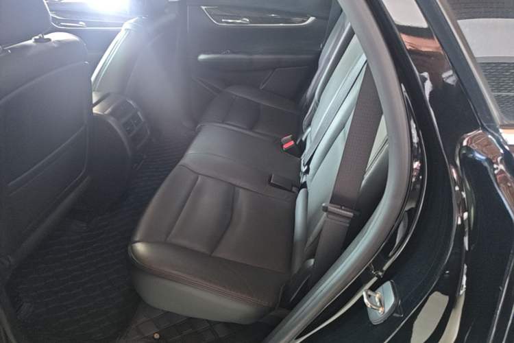 Used Cadillac XT5 2018 28T Four-Wheel Drive Luxury Model Left Rear Seat