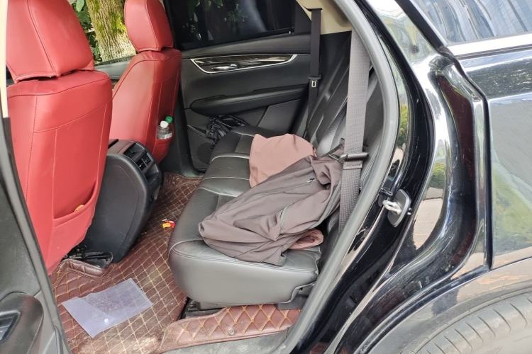 Used Cadillac XT5 2018 28T Four-Wheel Drive Luxury Model Left Rear Seat