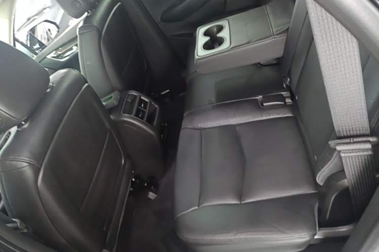 Used Cadillac XT5 2018 28T Four-Wheel Drive Luxury Model Left Rear Seat
