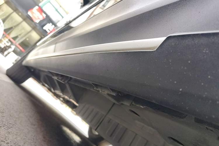 Used Cadillac XT5 2018 28T Four-Wheel Drive Luxury Model Left Side Sill