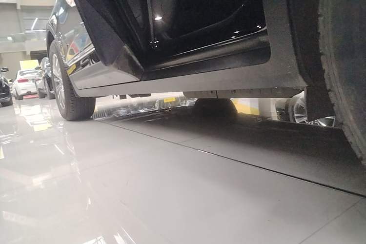 Used Cadillac XT5 2018 25T Luxury Model Left Side Sill