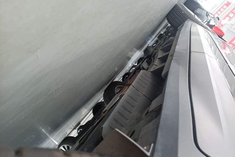Used Cadillac XT5 2018 28T Four-Wheel Drive Luxury Model Left Side Sill