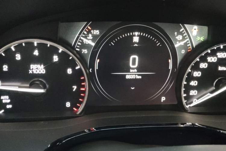 Used Cadillac XT5 2018 25T Luxury Model Odometer Close Up