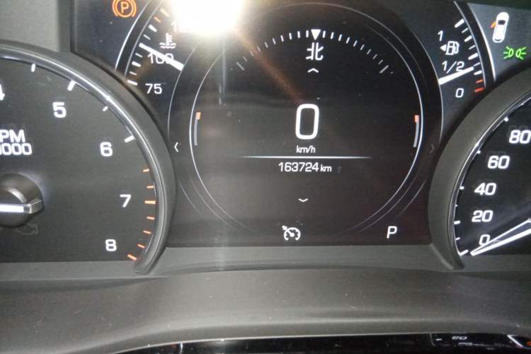 Used Cadillac XT5 2018 25T Luxury Model Odometer Close Up