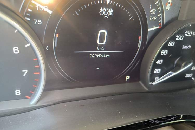 Used Cadillac XT5 2018 25T Luxury Model Odometer Close Up