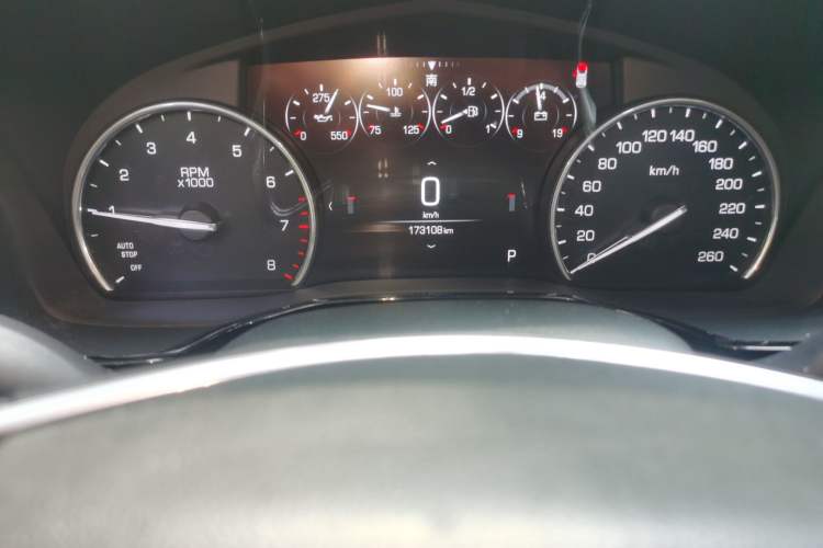 Used Cadillac XT5 2018 25T Luxury Model Odometer Close Up
