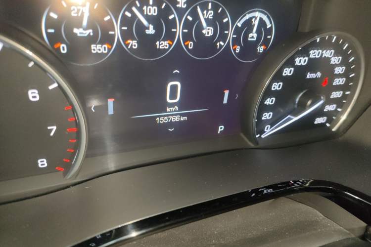 Used Cadillac XT5 2018 25T Luxury Model Odometer Close Up