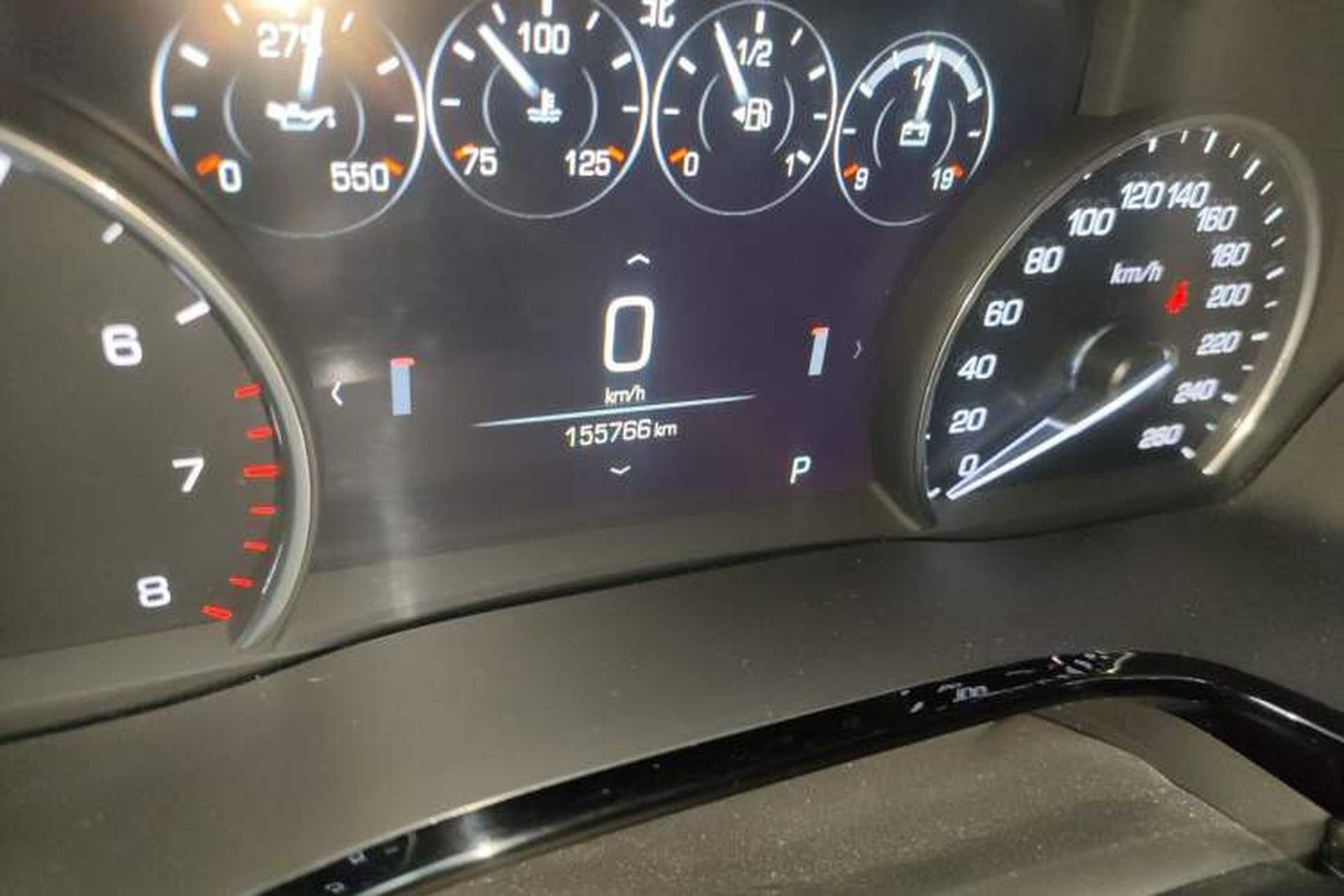 Used Cadillac XT5 2018 25T Luxury Model Odometer Close Up