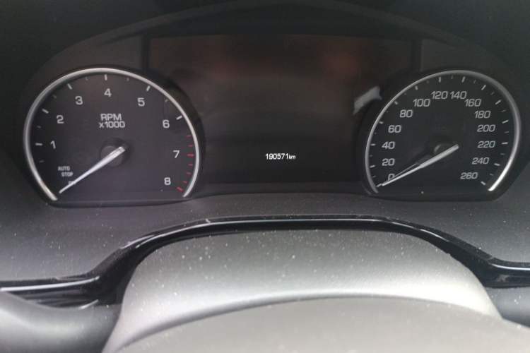 Used Cadillac XT5 2018 25T Luxury Model Odometer Close Up