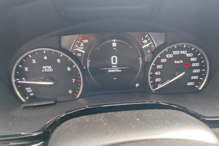 Used Cadillac XT5 2018 25T Luxury Model Odometer Close Up