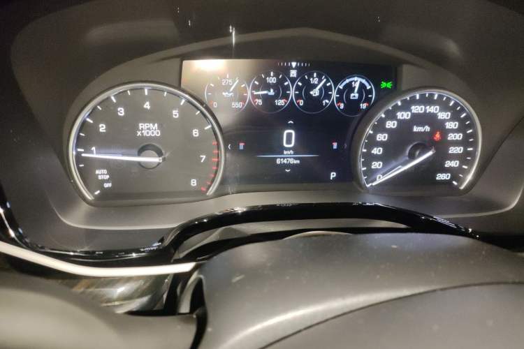 Used Cadillac XT5 2018 25T Luxury Model Odometer Close Up