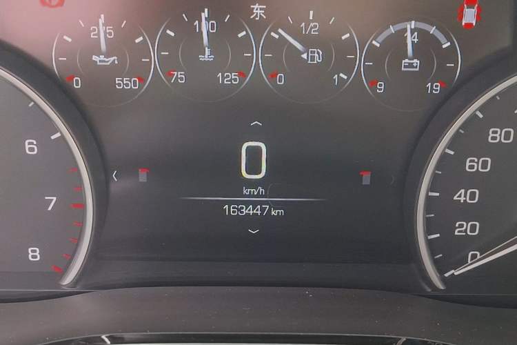 Used Cadillac XT5 2018 25T Luxury Model Odometer Close Up