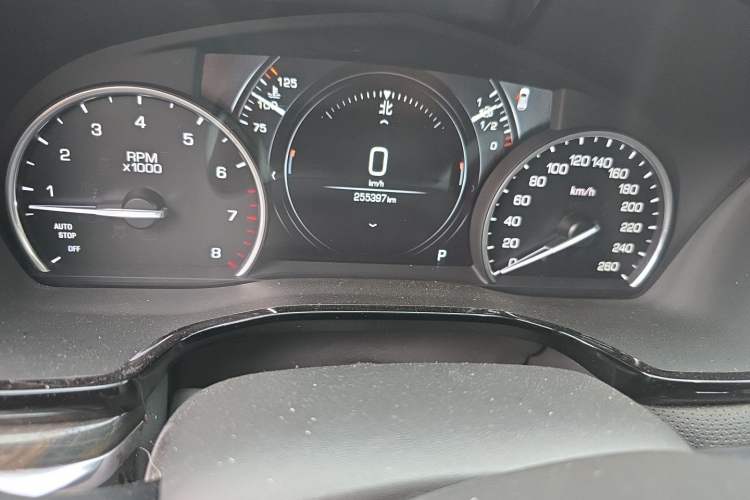 Used Cadillac XT5 2018 25T Luxury Model Odometer Close Up