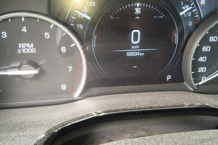 Used Cadillac XT5 2018 25T Luxury Model Odometer Close Up