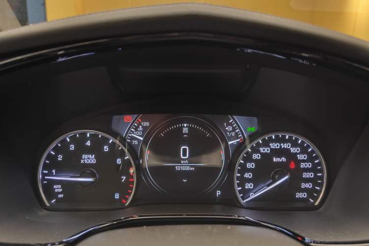 Used Cadillac XT5 2018 25T Luxury Model Odometer Close Up