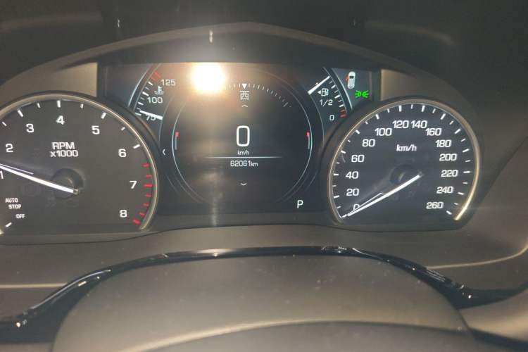 Used Cadillac XT5 2018 25T Luxury Model Odometer Close Up