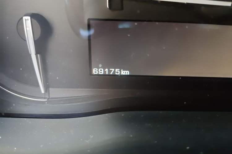 Used Cadillac XT5 2018 28E Four-Wheel Drive Tech Version Odometer Close Up