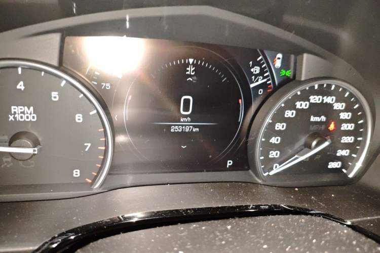 Used Cadillac XT5 2018 25T Luxury Model Odometer Close Up