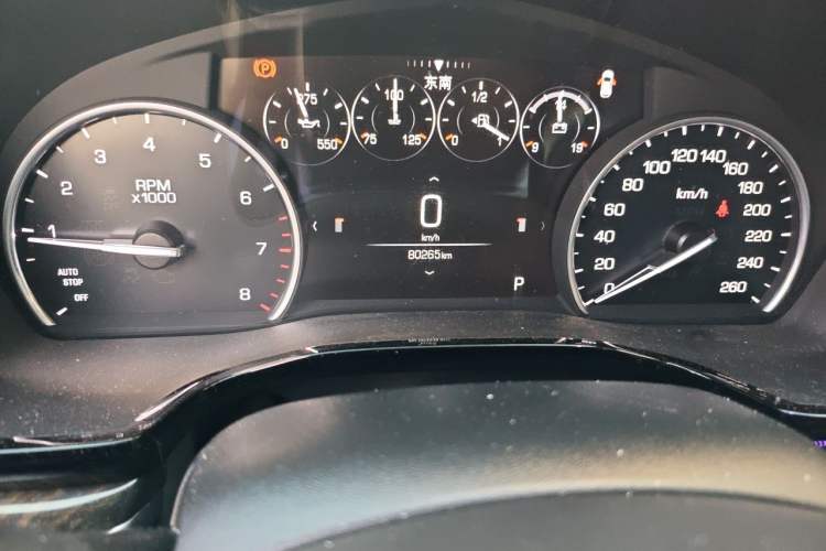 Used Cadillac XT5 2018 25T Luxury Model Odometer Close Up