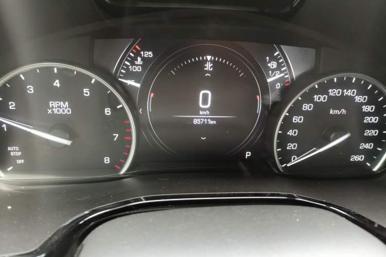 Used Cadillac XT5 2018 25T Luxury Model Odometer Close Up